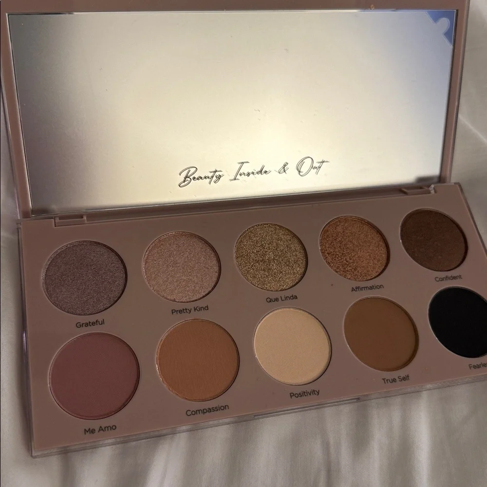 Dominique cosmetics essential palette new in box
